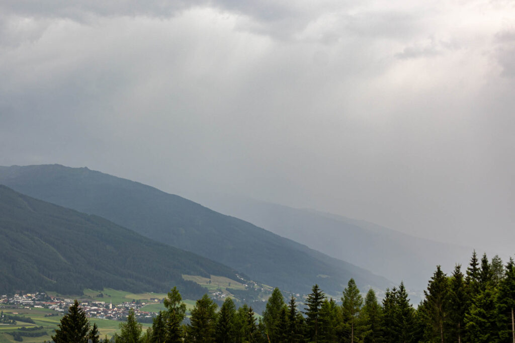 Bescheidene Wetteraussichten am Morgen des zweiten Crankworx Innsbruck 2022 Tags.