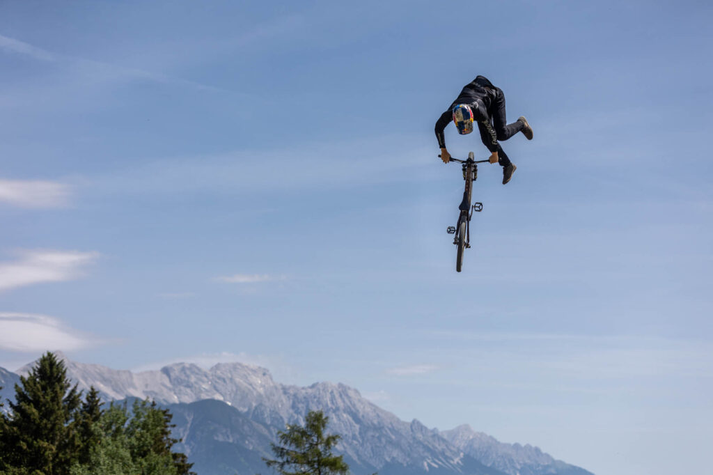 Emil Johansson mit einem Downside-Whip beim Crankworx Innsbruck 2022